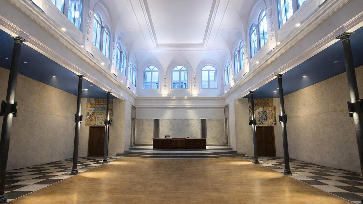 Der sanierte Kuppelsaal in der Achse zum Podium: Parkettboden mit Schachbrettbordüre, gusseiserne Säulen, Gewölbe und Rundbogenfenster im Obergaden.