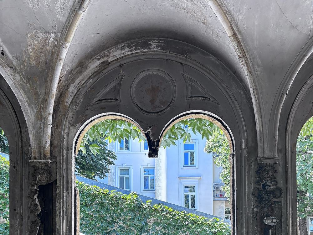 Gewölbe vor der Sanierung: Putz geschwärzt und rissig, Fensteröffnung ausgebaut.