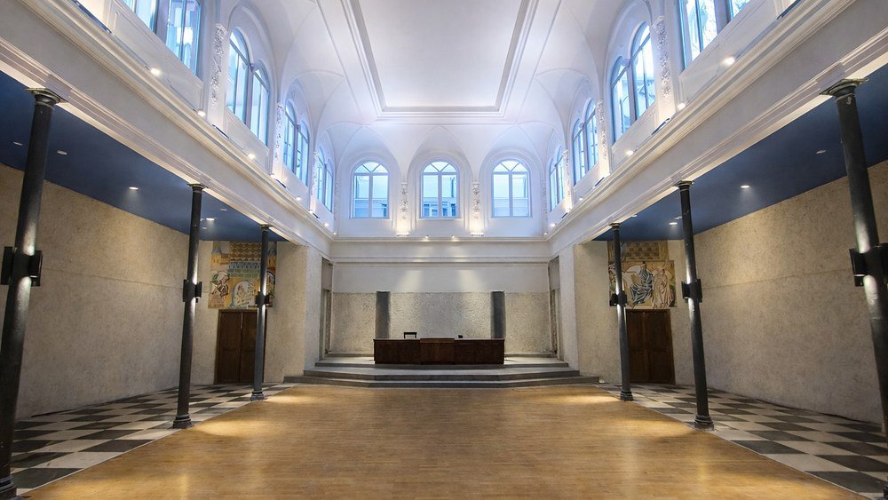 Derselbe Festsaal nach der Sanierung, Blick durch die Längsachse