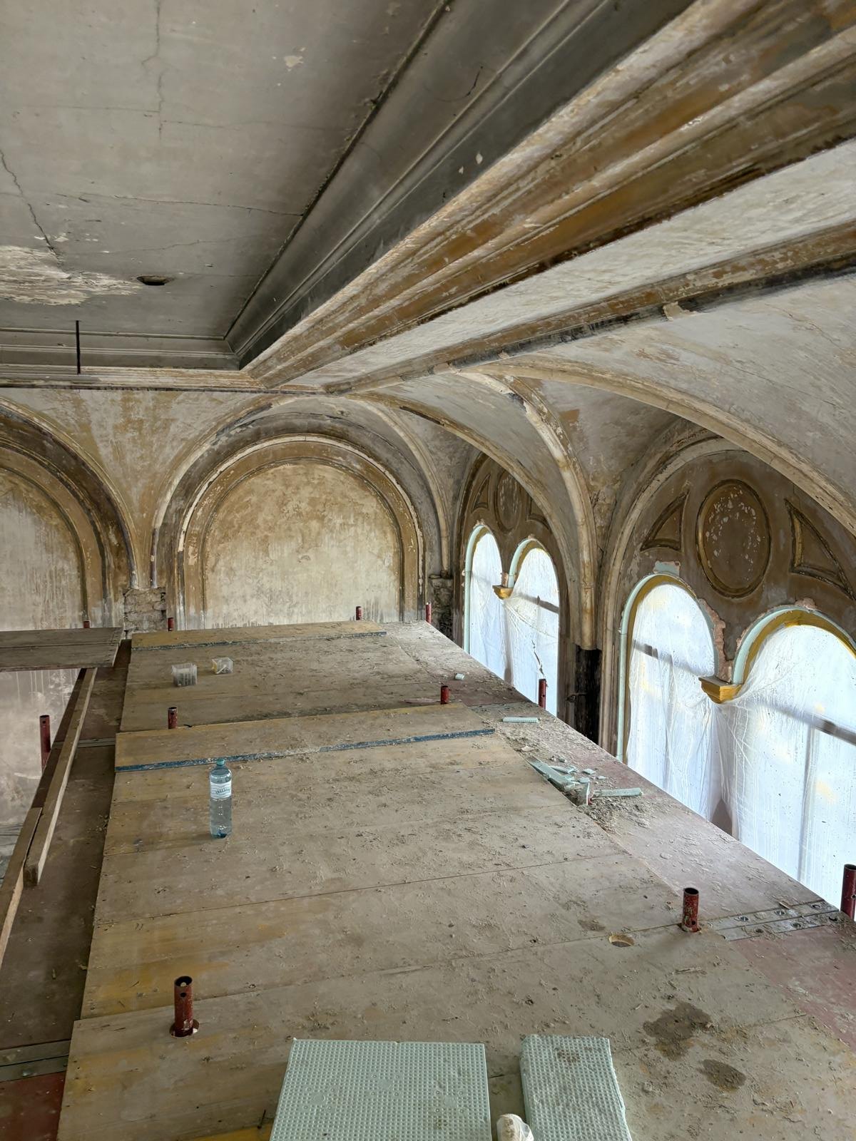 Historischer Saal im Gerüst, Gewölbe und Fensterbögen freigelegt