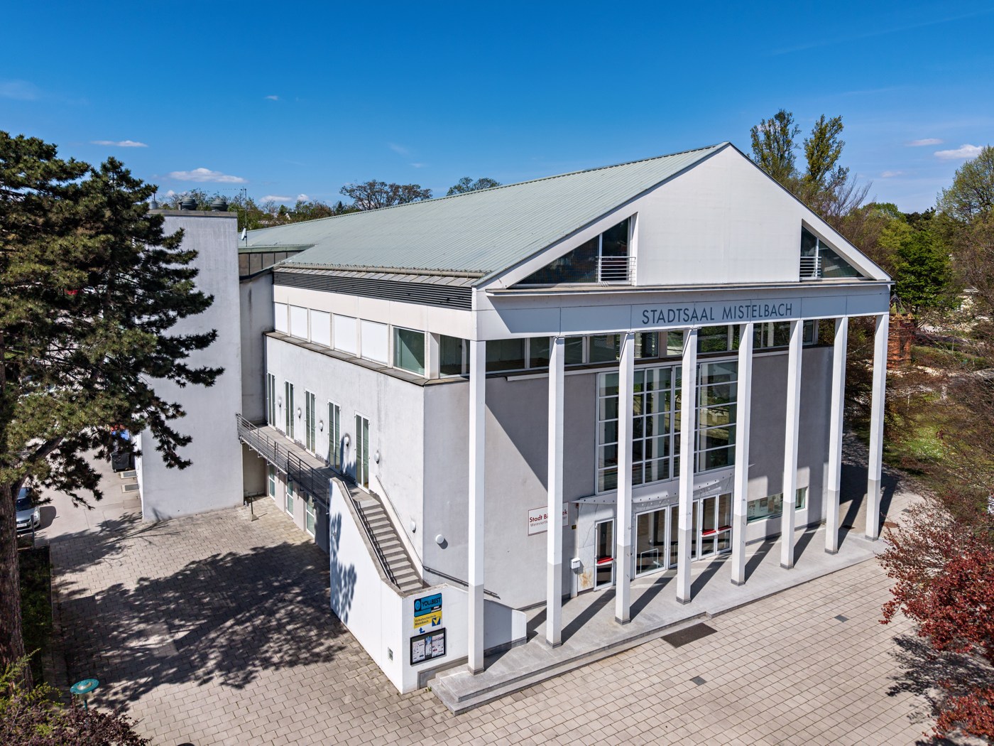 Frontalansicht des Stadtsaals Mistelbach mit Säulenvorbau und Giebel