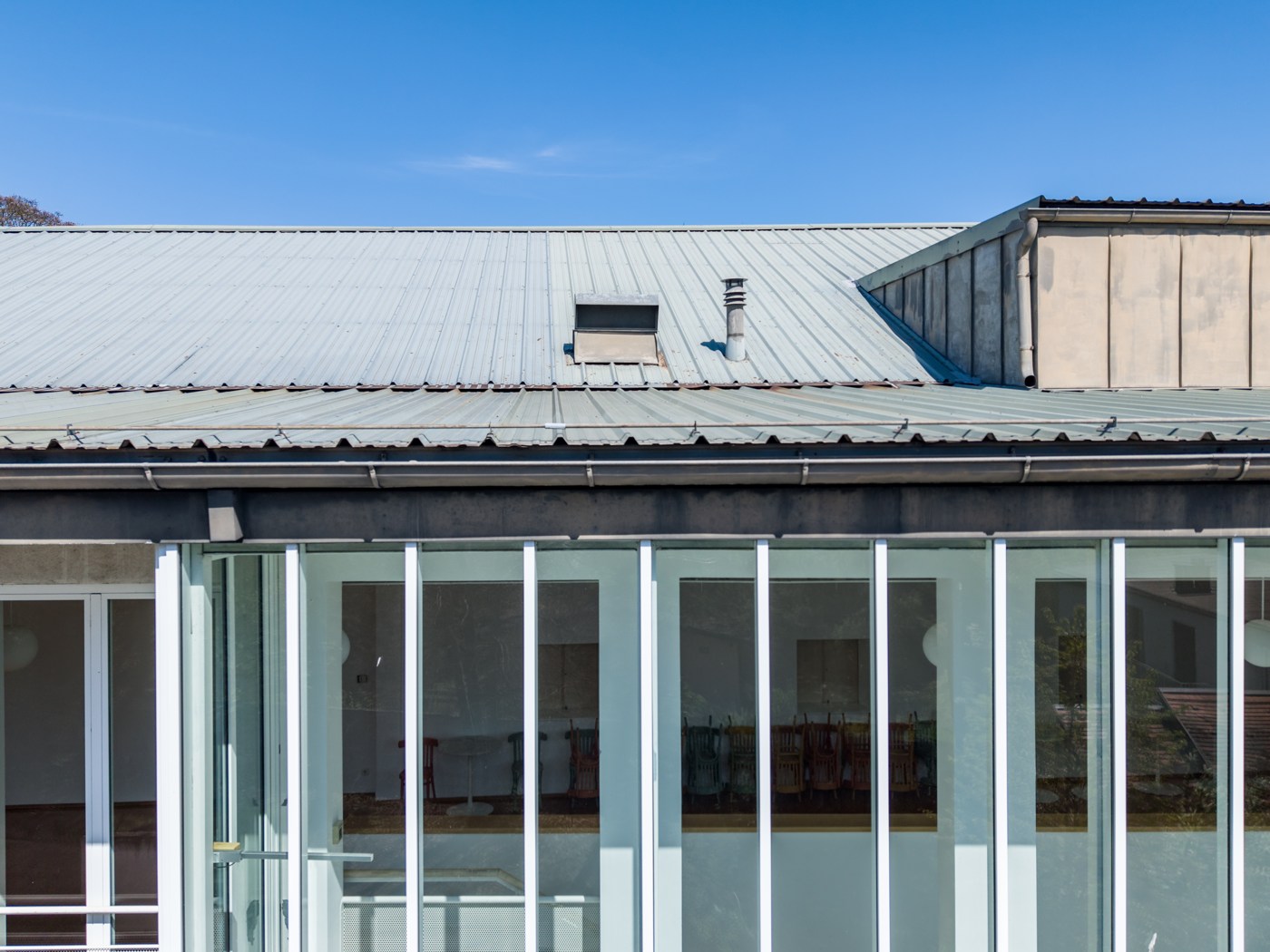 Verglaste Foyerfassade des Stadtsaals