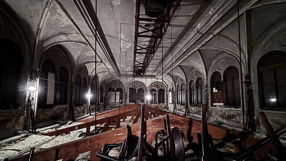 Historischer Festsaal im entkernten Rohbauzustand, Blick durch die Längsachse