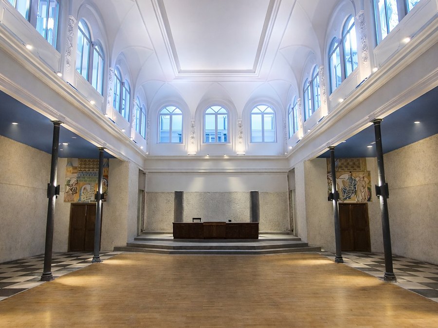 Sanierter Festsaal mit Tonnengewölbe