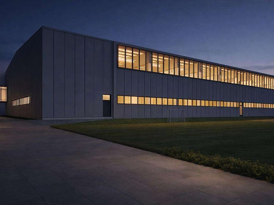Sporthalle in der Abenddämmerung