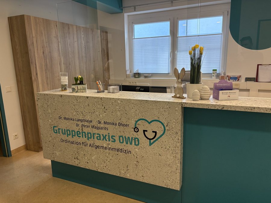 Empfangstresen einer Gruppenpraxis mit Terrazzofront